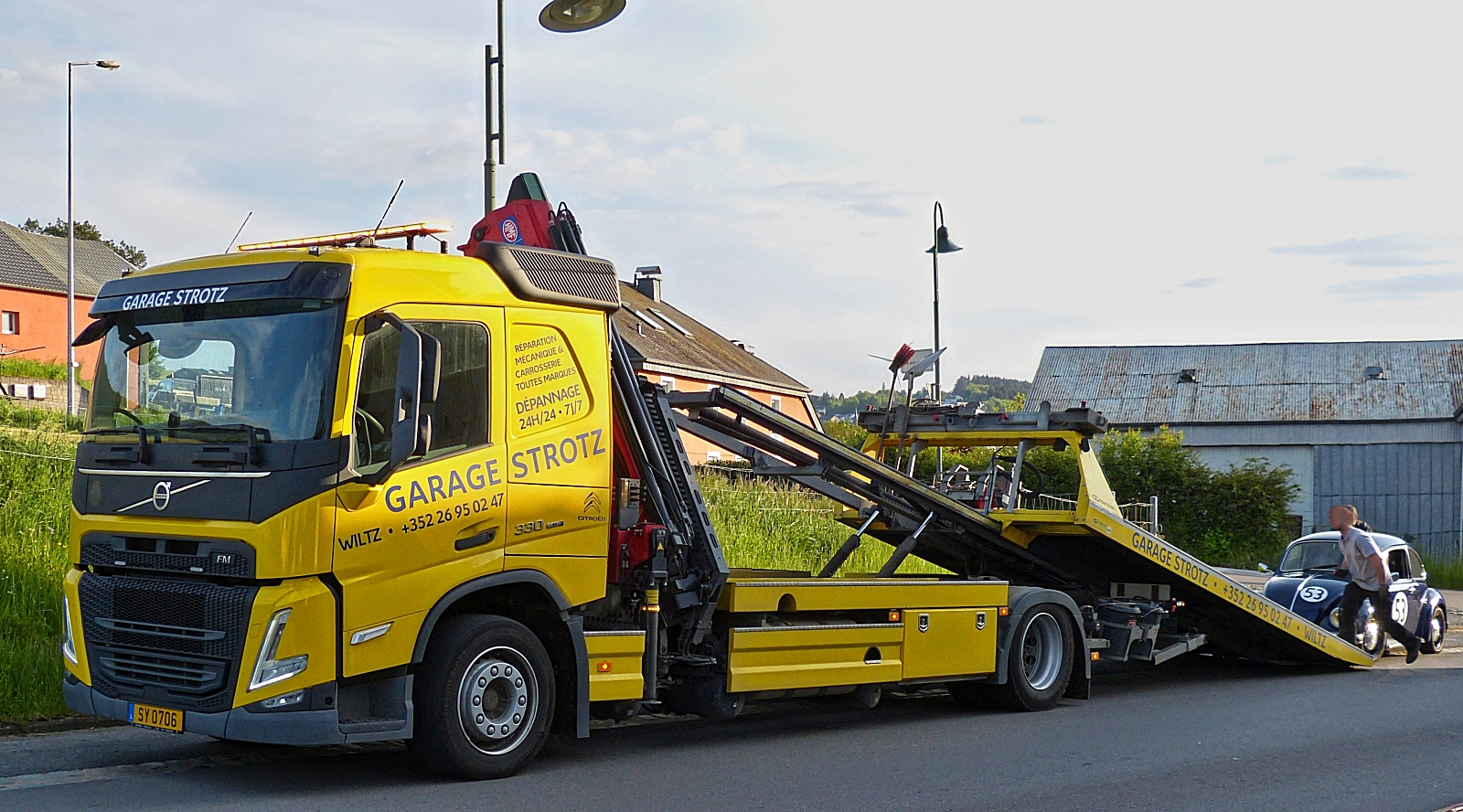 Volvo FM Abschleppfahrzeug, wird benötigt um einen liegen gebliebenen PKW in eine Werkstadt zu bringen. 05.2023