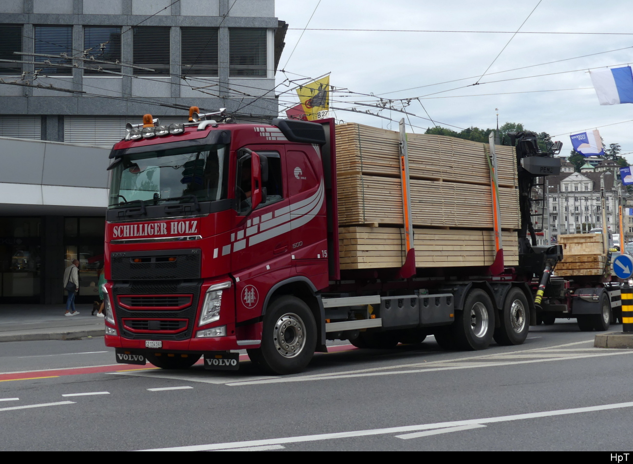 Volvo Holztransporter unterwegs in der Stadt Luzern am 27.07.2023