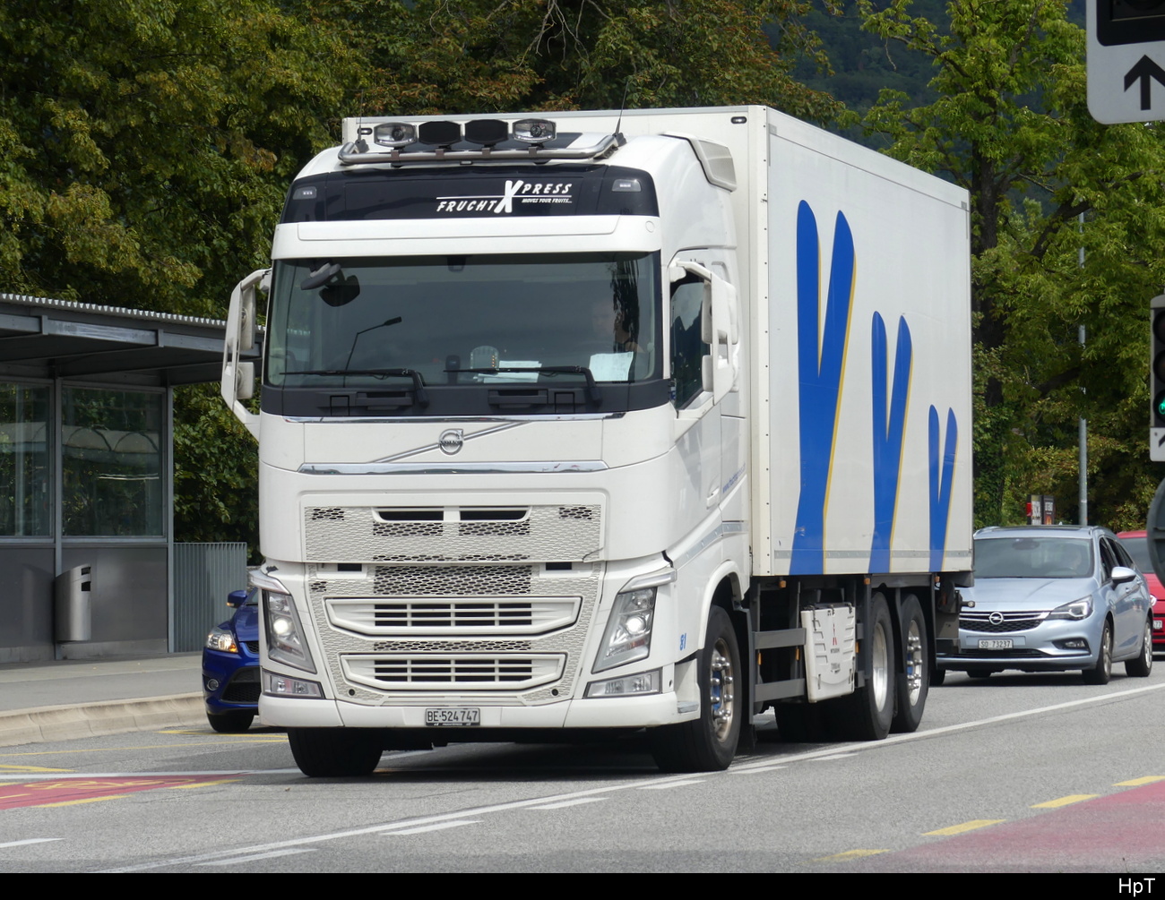 Volvo mit Kastenaufbau unterwegs in Olten am 28.07.2023