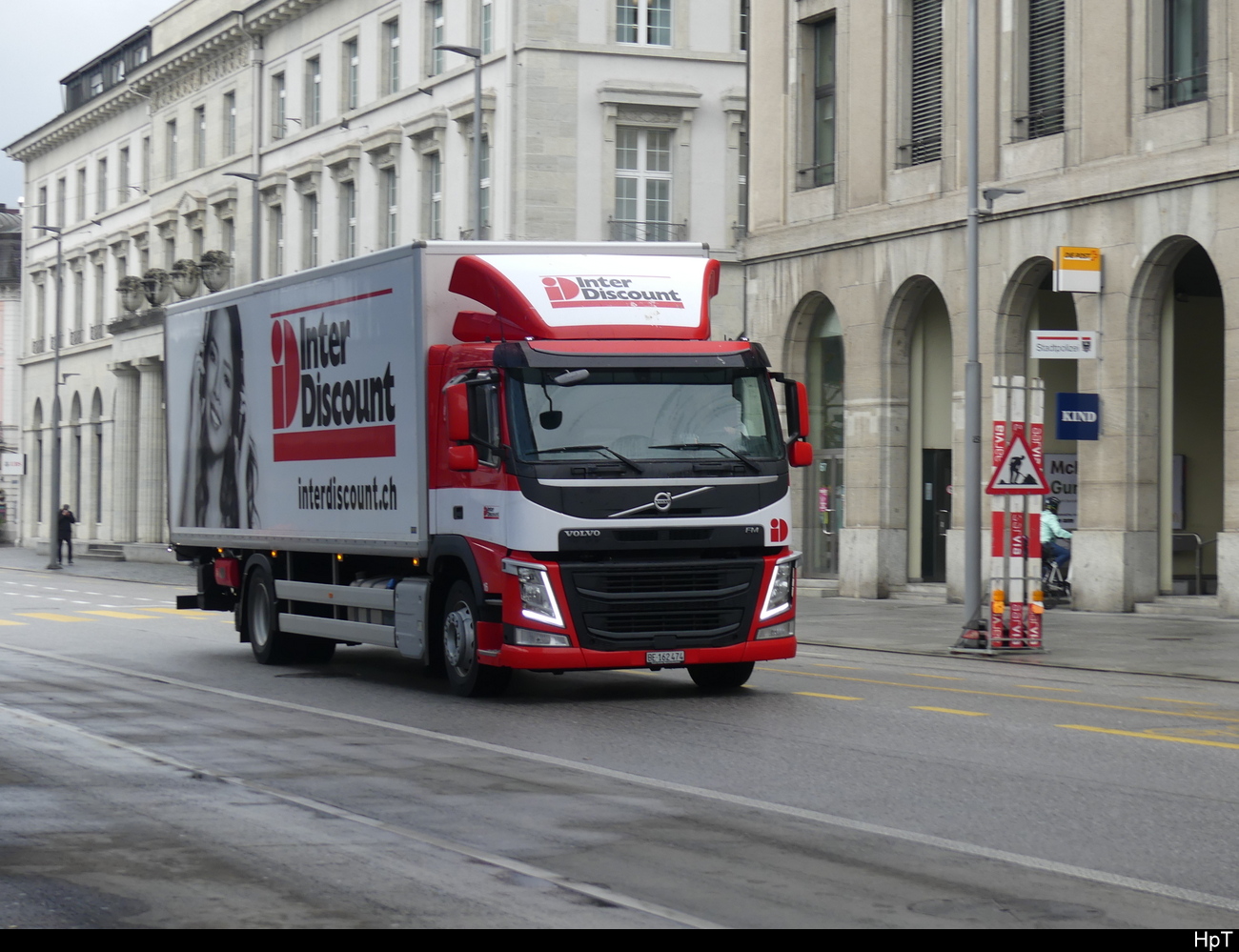 Volvo mit Kastenaufbau unterwegs in der Stadt Aarau am 17.04.2023