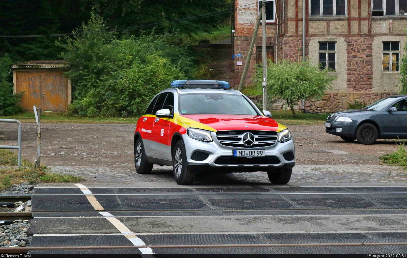 Vom Stellwerk kommend, befährt Mercedes-Benz GLC 4matic (MD-DB-99) den Bahnübergang im Bahnhof Blankenheim(Sangerhausen).

🧰 DB Notfallmanagement
🕓 19.8.2022 | 8:51 Uhr