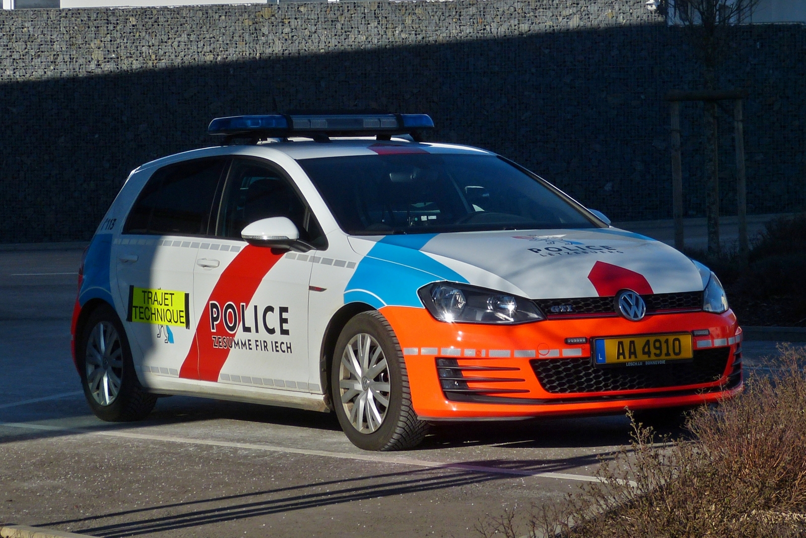 VW Golf der luxemburgischen Polizei stand am 08.02.2023 auf dem Parkplatz der Technischen Kontrolle in Marnach.

