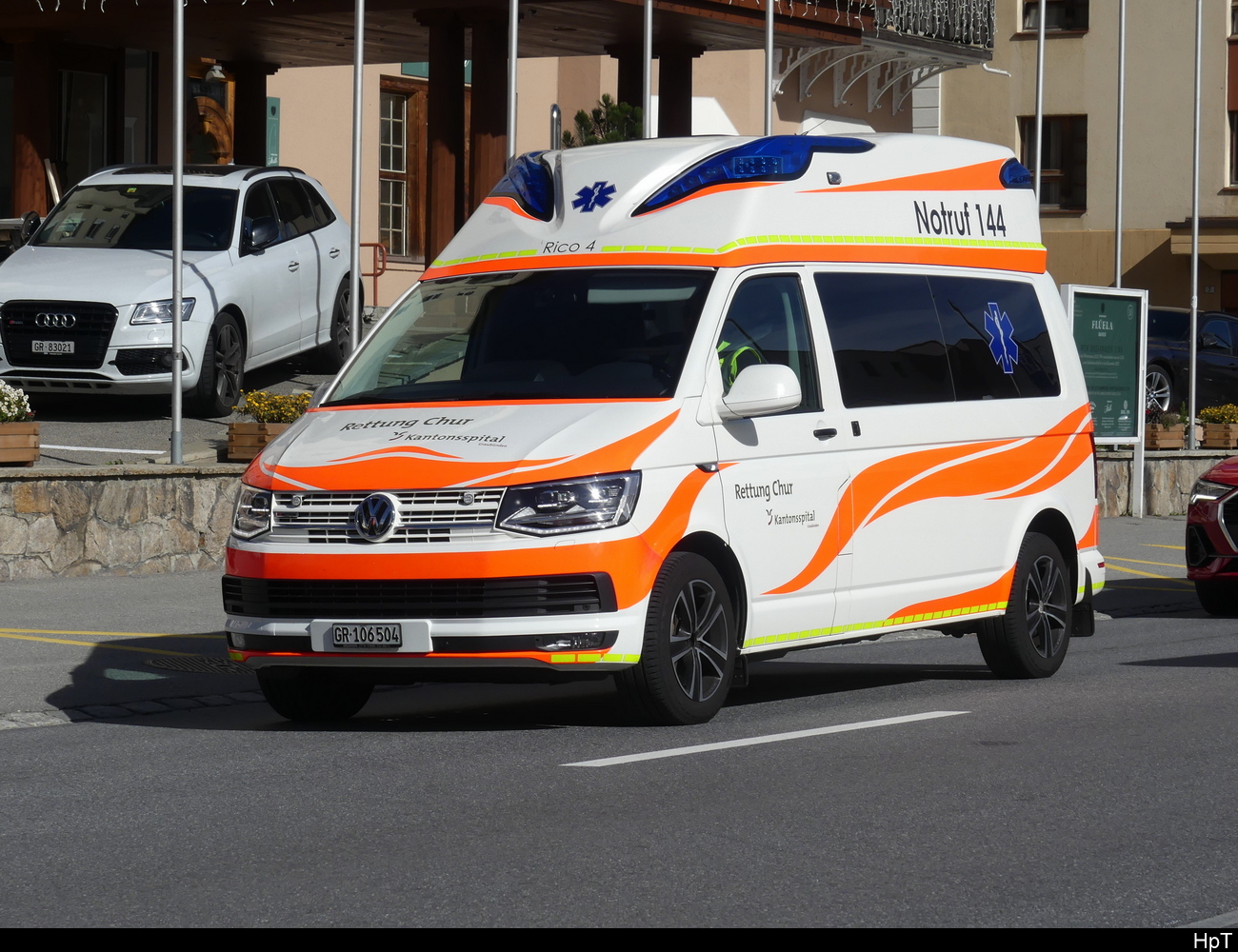 VW Rettungswagen unterwegs in Davos am 03.10.2023