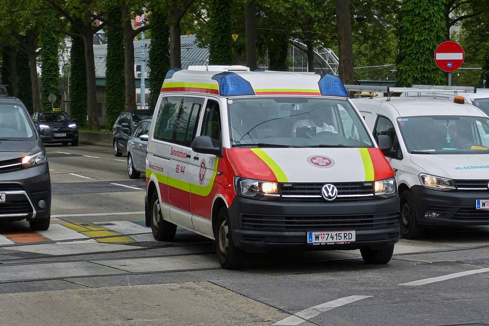 VW T6 Krankenwagen des Samariterbundes, aufgenommen in den Straen von Wien. 06.2023 