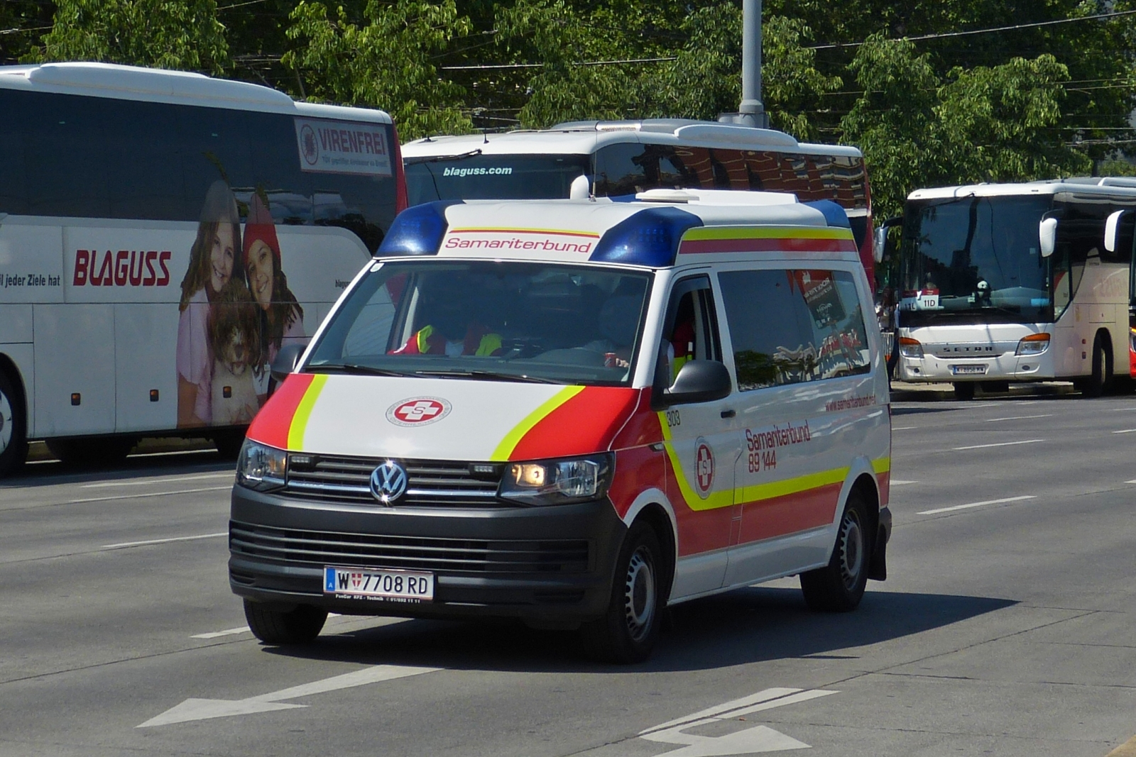 VW T6, vom Samariterbund, in den Straen von Wien aufgenommen. 06.2023