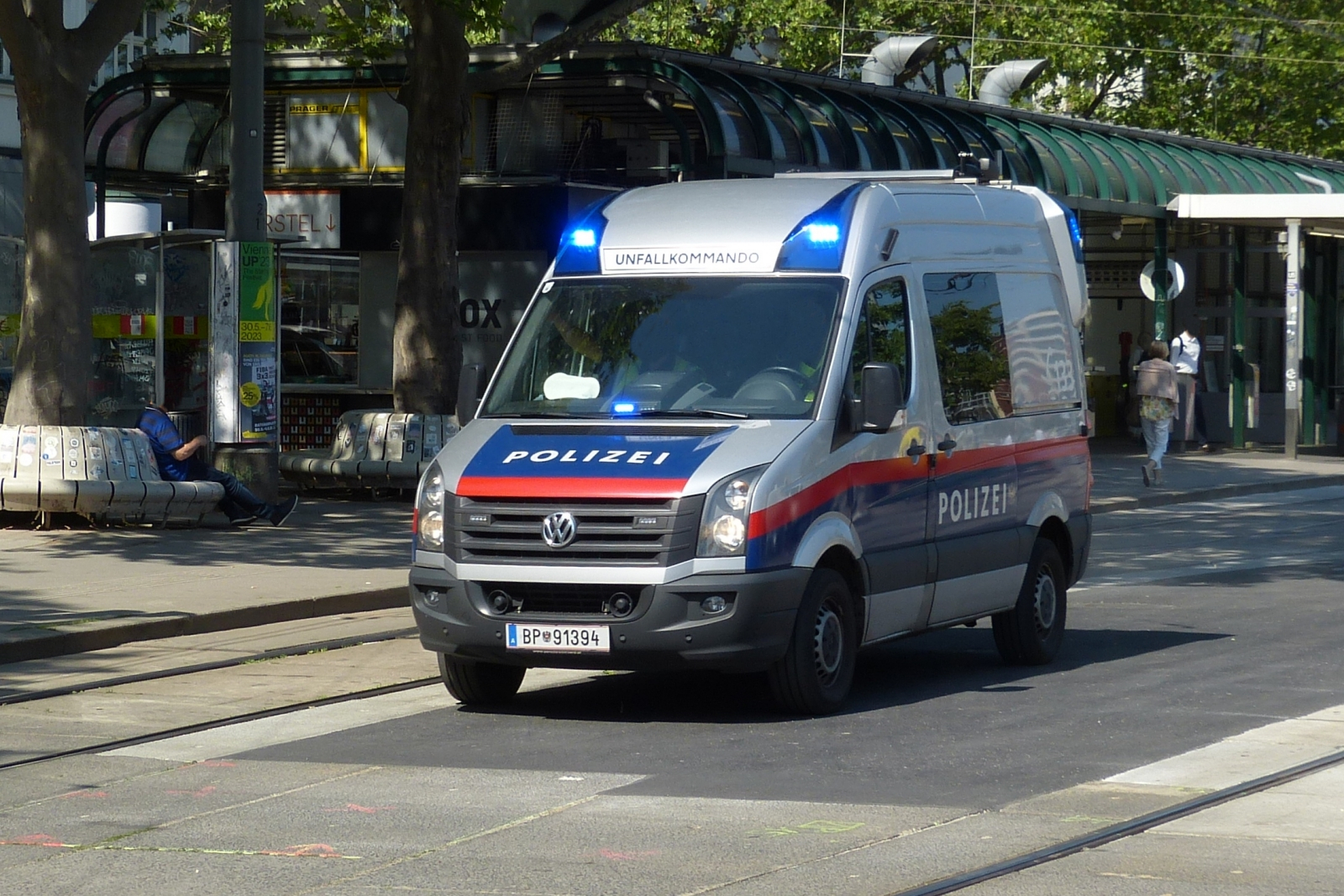 WV Crafter der Wiener Polizei fhrt im Einsatz ber die freien Tramschienen um ihren Einsatzort schneller zu erreichen. 06.2023