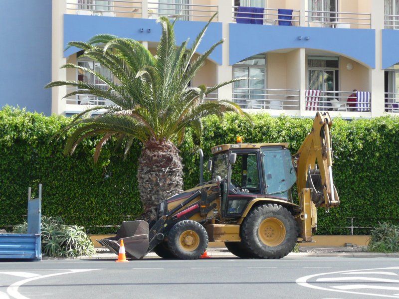03.07.09,CAT-Baggerlader auf der Avenida del Saladar in Morro Jable-Janda auf Fuerteventura.