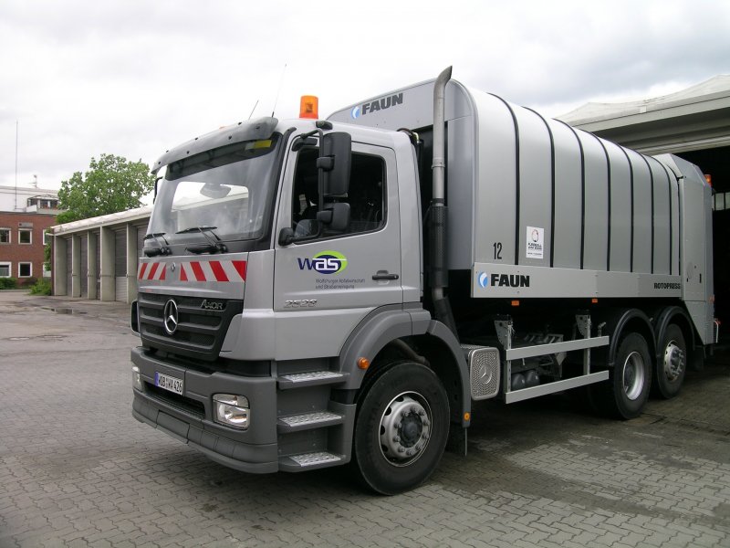 05.05.2009: Ein MB Axor Mllfahrzeug des WAS (Wolfsburger Abfallwirtschaft und Strassenreinigung).