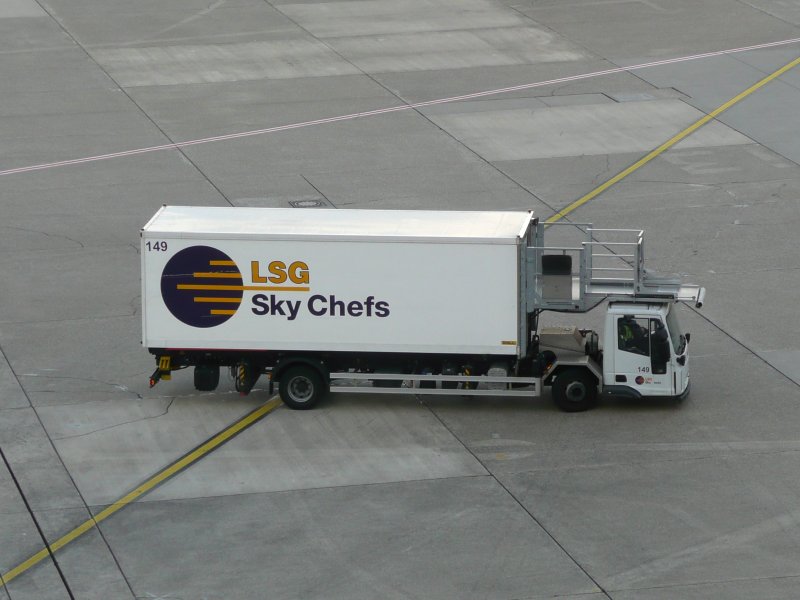 12.10.09,Cateringfahrzeug auf dem Flughafen Dsseldorf.