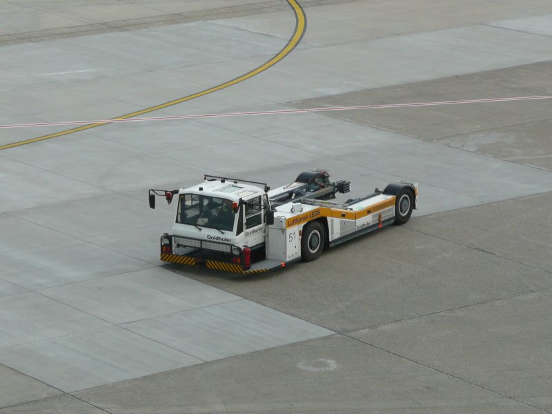 12.10.09,Flugzeugschlepper auf dem Flughafen Dsseldorf.