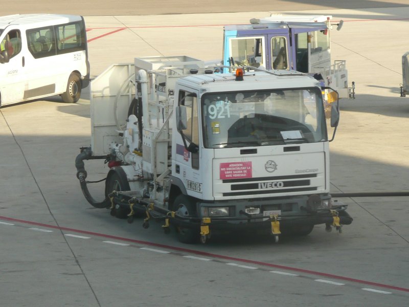 18.11.08,IVECO-Servicefahrzeug auf dem Flughafen von Palma de Mallorca/Spanien.