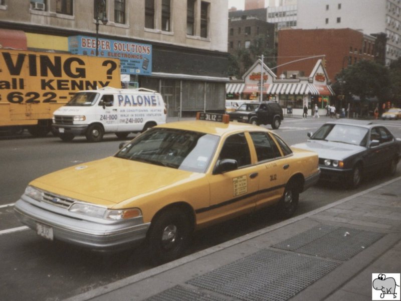 1995er Ford Crown Victoria als New York Taxi. Die Aufnahme entstand 1997 im New Yorker Stadtteil Manhatten.