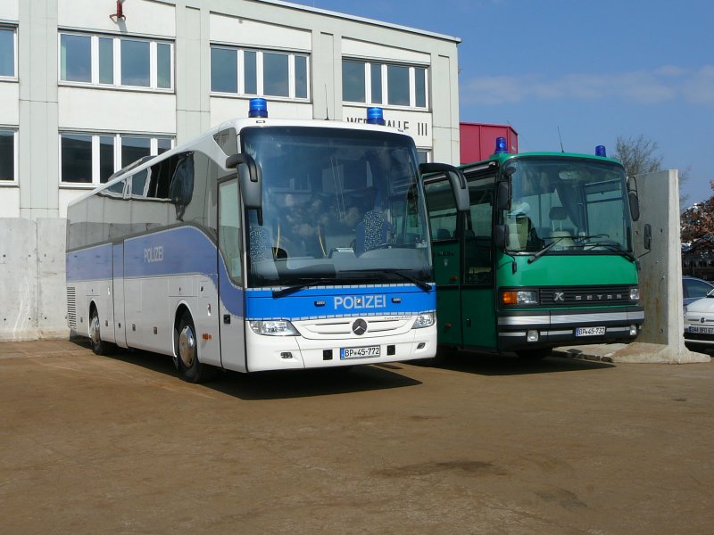 2 Generationen Omnibusse der Bundespolizei im Hafengebiet von Kehl
