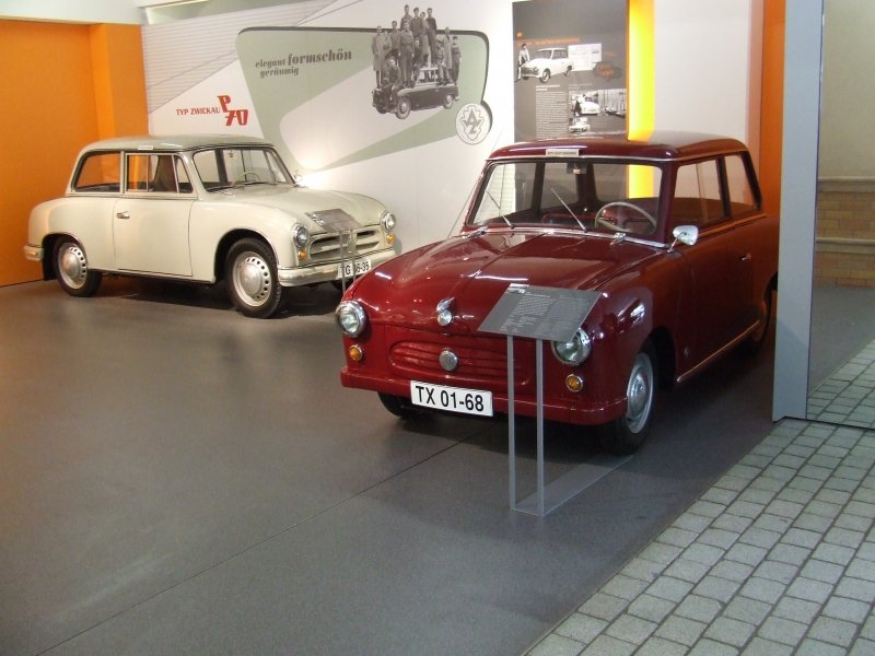 2 mal P70.Der rote ist ein Prototyp,der beige das Serienmodell.Aufgenommen am 12.05.07 im Horch Museum Zwickau.