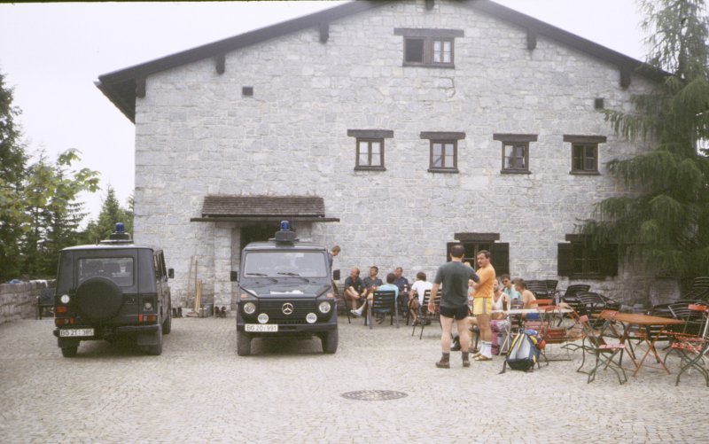 2 Mercedes Benz 280 GE des BGS (heute Bundespolizei) auf dem Parkplatz vor dem Khrointhaus im Nationalpark Berchtesgadener Land, um 1985 