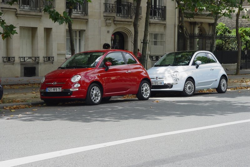 2 neue FIAT 500 geparkt in Paris am 15.07.2009