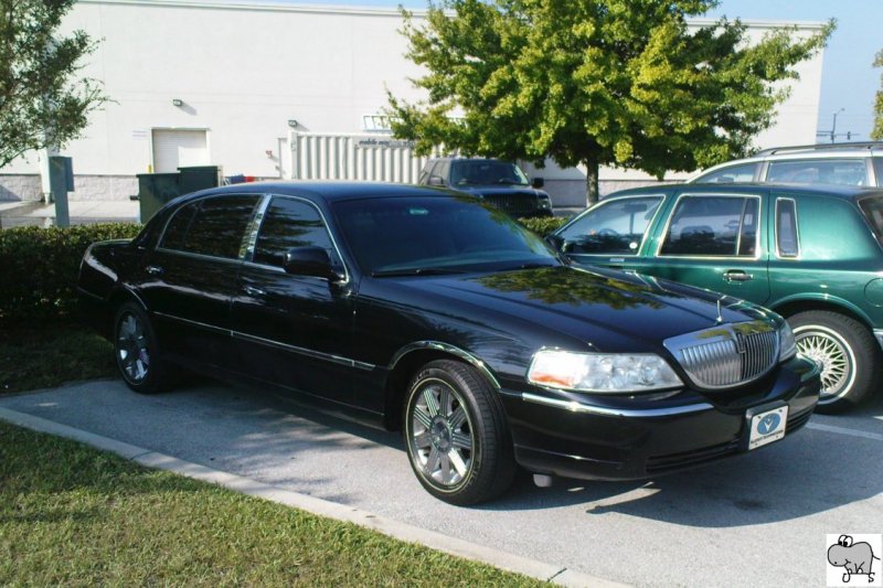 2003er Lincoln Town Car auf den Parkplatz vor unserem Hotel in Kissimmee bei Orlando in Florida / USA am 1. Oktober 2008.