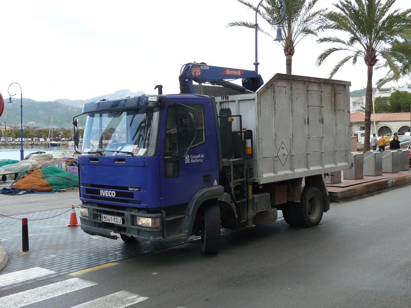 20.11.08,IVECO-Mllwagen am Port d´Andratx auf Mallorca/Spanien.