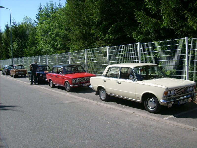 2mal die selbe karosserie und doch 2 verschiedene Fahrzeuge. Lada WAS 2103 und Polski Fiat auf dem Parkplatz am Autohauses auerhalb des Oldtimertreffens in Werdau