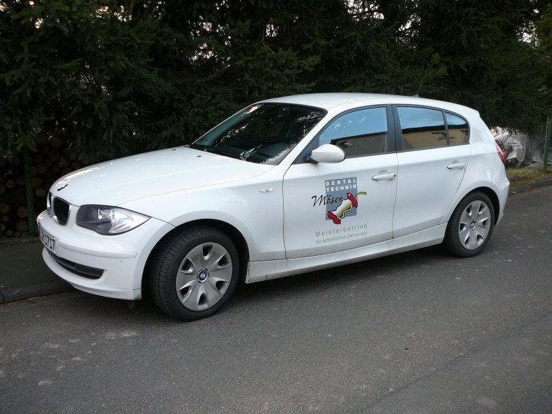 3-er BMW mit Werbung eines Dentallabors, Aufnahme am 01.03.2008 in 36100 Petersberg-Marbach