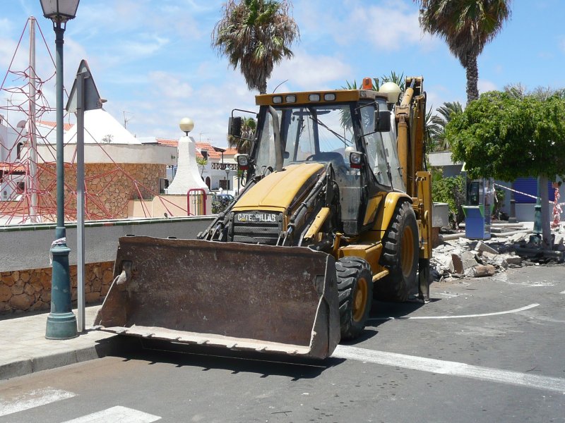 30.06.09,CAT-Baggerlader auf der Cuarta Avenida in El Castillo de la Caleta de Fuste auf Fuerteventura.