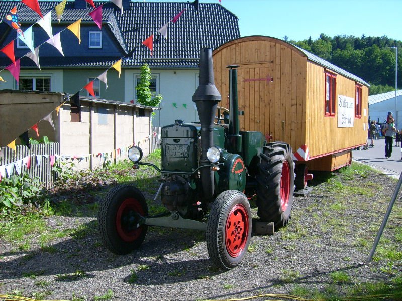 45PS lanz Bulldog vor einen alten Wohnwagen auf dem Festgelnde zur 800Jahr Feier Burkhardtsdorf