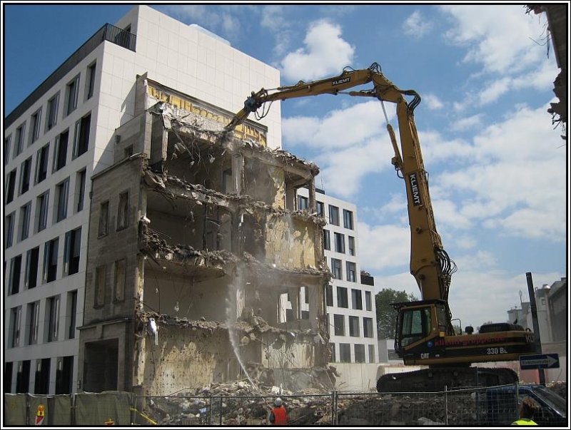 Abriss eines greren Gebudekomplexes in Dsseldorf, Ecke Bleichstrae/Schadowstrae. Im Bild einer der eingesetzten Caterpillar-Bagger, hier Typ 330 B. Diese Aufnahme stammt vom 21.05.2008.