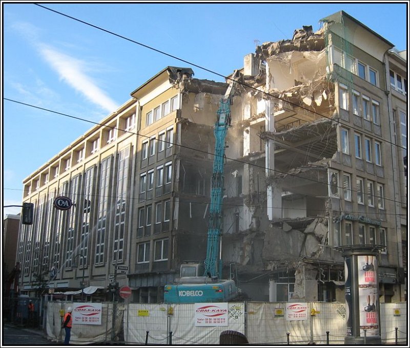 Abriss eines lteren Geschftshauses in der Dsseldorfer Schadowstrae. Ein KOBELCO-Bagger in voller Aktion am 13.08.2007. 