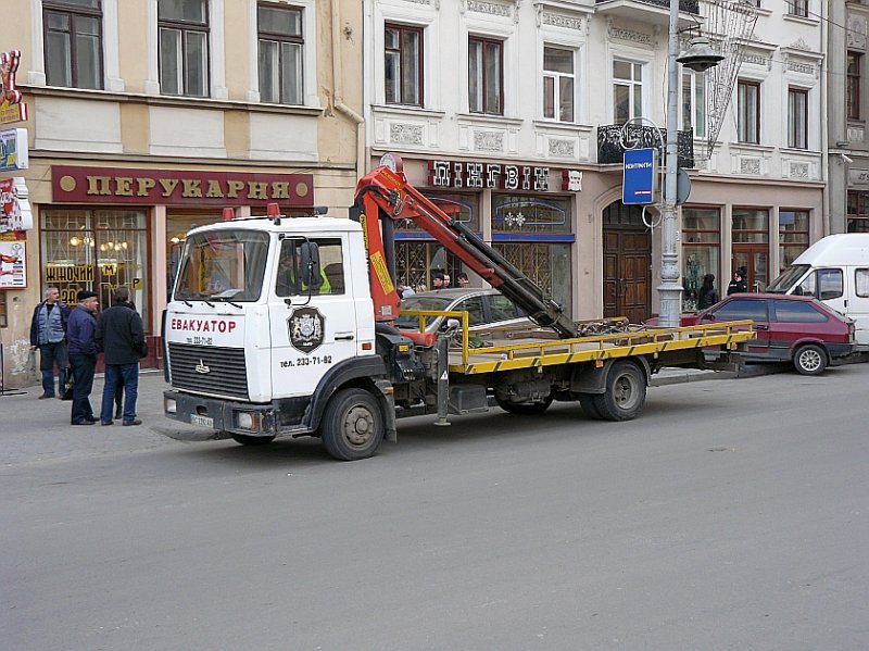 Abschleppfahrzeug fotografiert in Lviv, Ukraine am 27-03-2008.