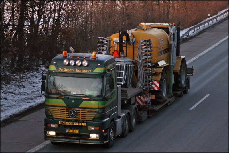 Actros der niederlndischen De Groen Transport bringt eine Landmaschine durch das Sauerland in Richtung Sden (29.01.2009)