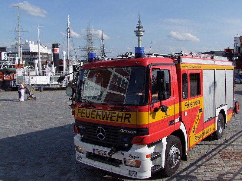 ACTROS1831(HLF24-01)der Feuerwehr Bremerhaven am Weg zu einem Fehlalarm zum MEDITERRANEO ;090826