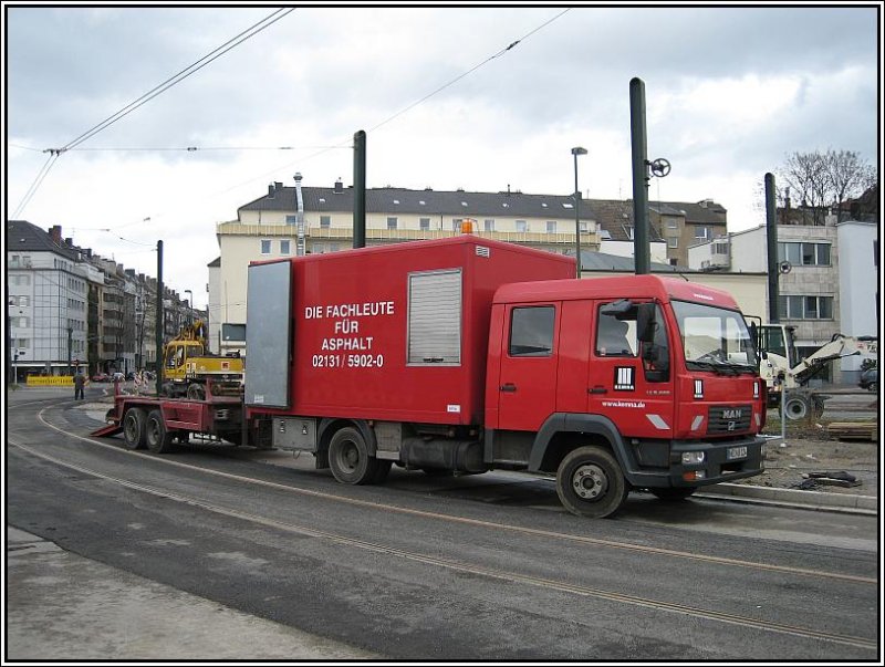 Am 02.03.2008 fanden beim Dsseldorfer S-Bahn-Haltepunkt Bilk Asphaltarbeiten statt, die von der Firma KEMNA durchgefhrt wurden. Dabei wurde auch dieser MAN-LKW eingesetzt, wohl eine Art Gerte- oder Werkstatt-Fahrzeug. 