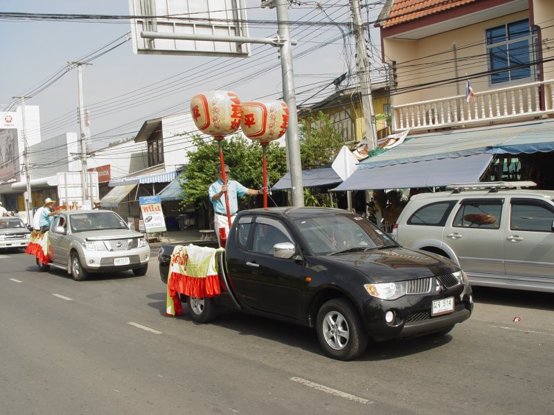 Am 06.12.2008 war in der thailndischen Kleinstadt Lamplaimat ein Umzug anllich eines chinesischen Festes. Mit dabei auch dieser schwarze Mitsubishi Triton Pick-up mit Grokabine.