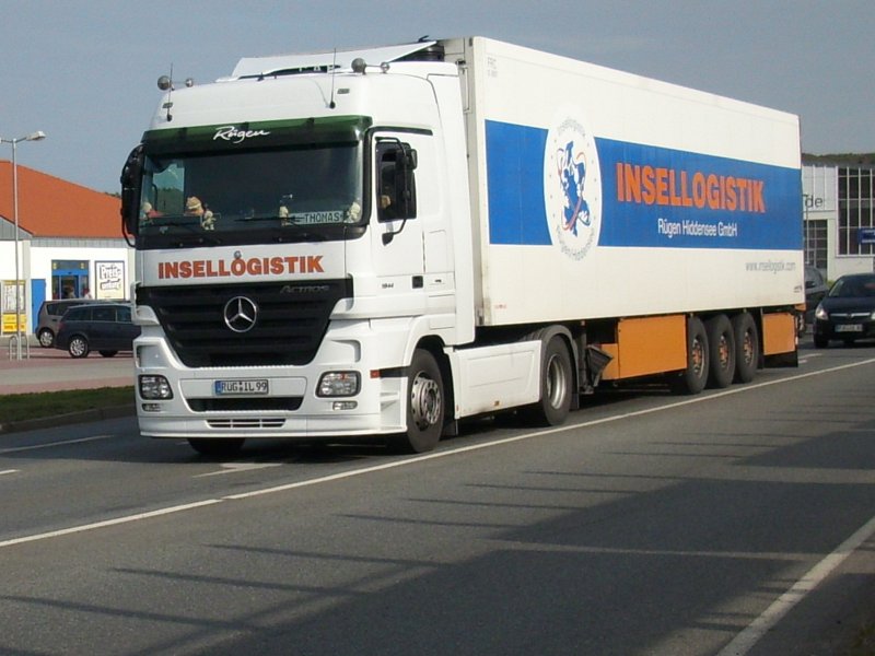 Am 07.September 2009 wartete dieser Mercedes-Sattelzug an einer Kreuzung in Bergen/Rgen.