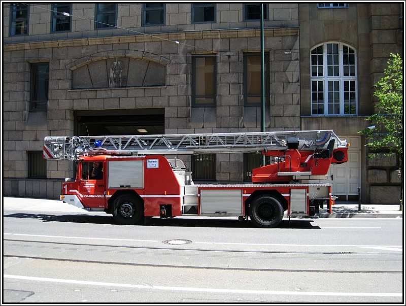 Am 10.05.2008 stand ein kompletter Lschzug der Dsseldorfer Berufsfeuerwehr im Dsseldorfer  Bankenviertel . Gebrannt hat da aber offenbar nichts, machte alles einen entspannten Eindruck. Hier der Leiterwagen.
