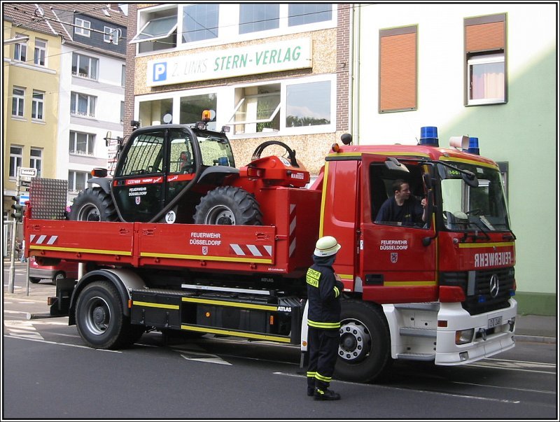 Am 20.06.2007 brannte in Dsseldorf der Dachstuhl der Kirche St. Peter. Als ich nach der Arbeit auf dem Weg nach Hause dort vorbeikam, waren die Lscharbeiten zwar vorber, aber in den Straen ringsrum standen noch zahlreiche Fahrzeuge der Feuerwehren aus Dsseldorf.