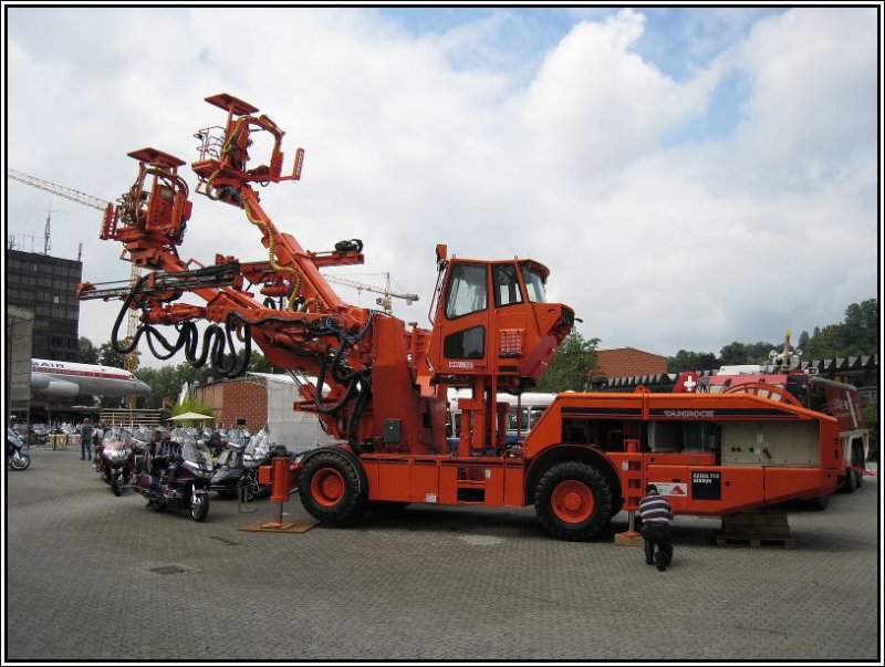 Am 21.07.2007 war diese gewaltige Baumaschine mit Bohrgerten im Verkehrshaus der Schweiz in Luzern ausgestellt. Es handelt sich dabei um Vortriebsmaschine der Firma Tamrock, die von der ARGE TRANSCO Sedrun beim Bau des Gotthard Basistunnel eingesetzt wird.