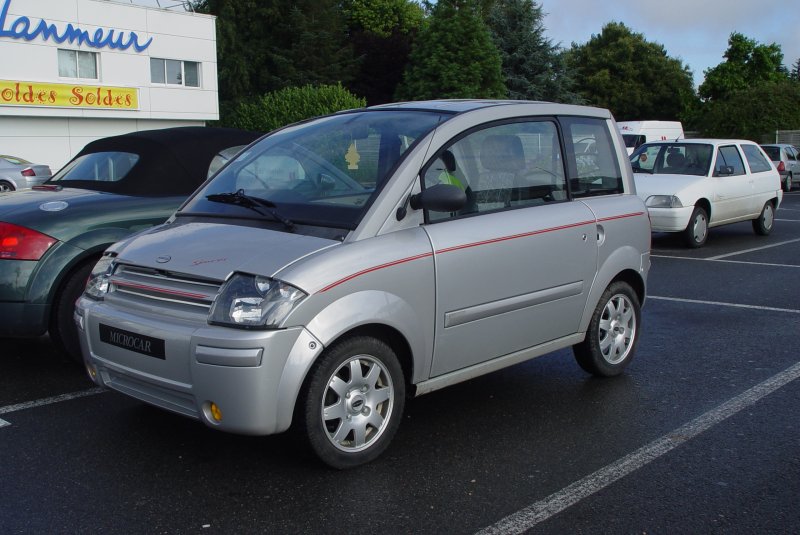Am 22.07.2009 stand dieses Fahrzeug auf dem Parkplatz eines Supermarktes in der bretonischen Stadt Morlaix. Es handelt sich um ein Microcar MC 1 sports.