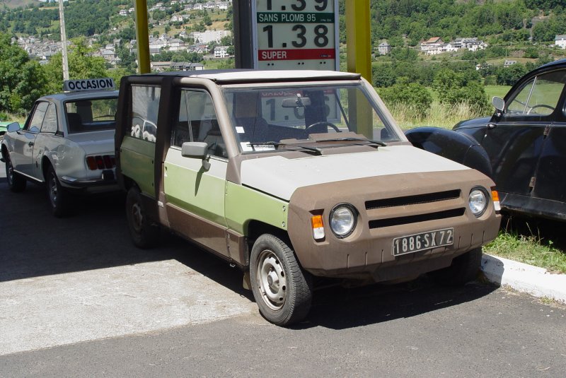 Am 26.07.2009 in der Auvergne in Frankreich. Eine eher unscheinbare Garage und Tankstelle, aber eine Menge Oldtimer zum Verkauf: u.a. dieser Renault Rodeo, ein Jahrgang wurde leider nicht angegeben