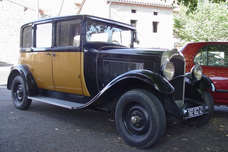 Am 26.07.2009 in der Auvergne in Frankreich fand ich diesen Citroen AC 4 von 1930 vor einer Gaststtte abgestellt, in der sich Freunde alter Fahrzeuge ein Stelldichein gegeben hatten
