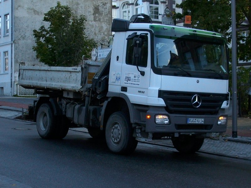 Am Abend vom 02.Oktober 2009 stand dieser Mercedes-Kipper in der Innenstadt von Bergen/Rgen.