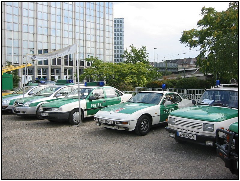 Anllich der Feier 60 Jahre NRW im August 2006 gab es in der Nhe des Innenministeriums in Dsseldorf eine Ausstellung von Polizeifahrzeugen. Hier ist eine Reihe von Streifenwagen zu sehen.