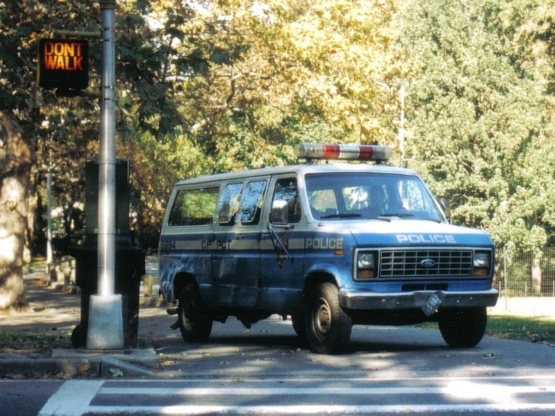 Arg ramponierter Van des New York City Police Department im New Yorker Central Park.
Das Bild ist ein Scan eines Papierabzugs, aufgenommen im Herbst 1998.