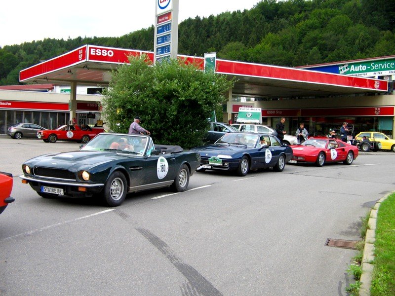 Aston Martin V8 Volante, Ferrari 412 und Ferrari 328 GTS vorm MZ-Werk in Zschopau, 17.08.07