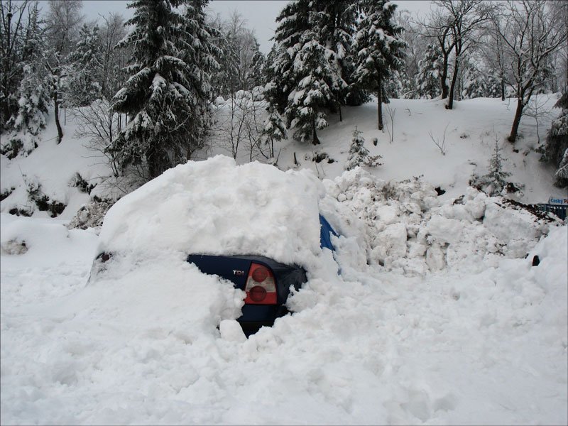 Auch diesem PKW hat nach den reichlichen Schneefllen der Winterdienst noch den Rest gegeben; Moldava v Krusnych horach (Moldau im Erzgebirge), 19.11.2007
