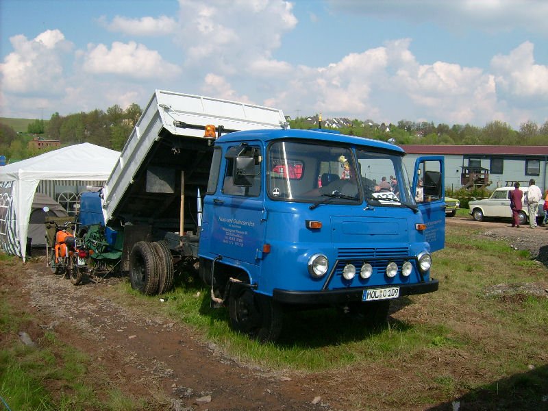 Auch ein seltenes Fahrzeug Robur LO in der Ausfhrung als Kipper beim IFA Oldtimertreffen in Werdau