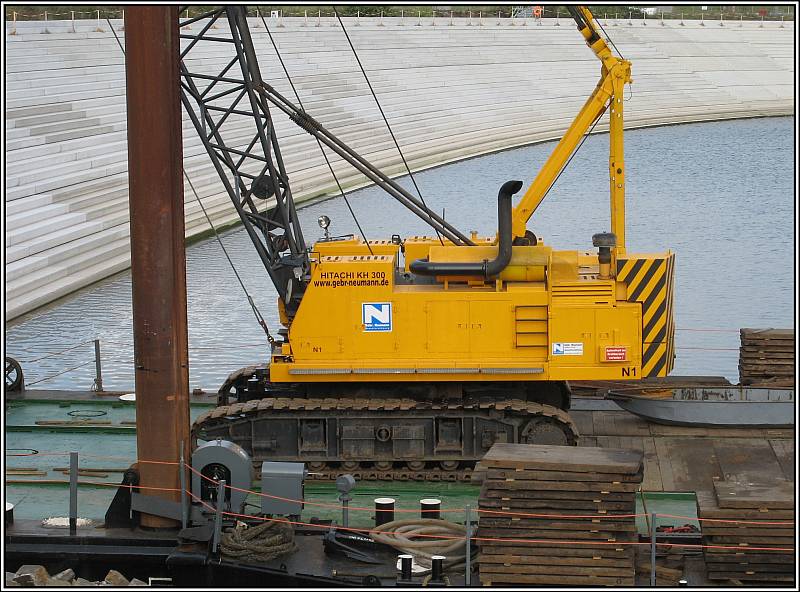 Auf der Baustelle des Eurogate im Duisburger Innenhafen war dieser Hitachi-Seilbagger vom Typ KH 300 auf einem Schwimmponton stehend im Einsatz. Die Aufnahme stammt vom 18.10.2008.