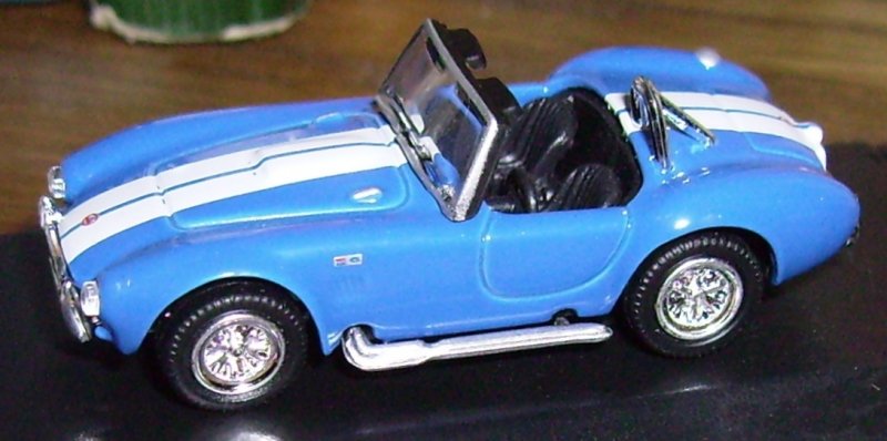 Aus einer Serie von Modellauto-Aufnahmen hier ein Shelby Cobra von Schuco im Mastab 1:87 H0;  ich bin froh, wenn die Schrfe so gut ist wie hier. 