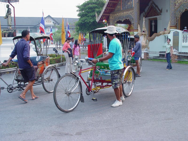 Ausser in Bangkok gibt es berall in Thailand noch diese Art des Taxis, die Fahrradrikscha. Ich habe berlegt ob dieses Bild bei  Taxen  oder bei  Fahrrder  anzusiedeln ist, aber da es zur Personenbefrderung gegen Entgelt zu haben ist, habe ich mich fr die  Taxen  entschieden. Chiang Mai am 18.03.2006 