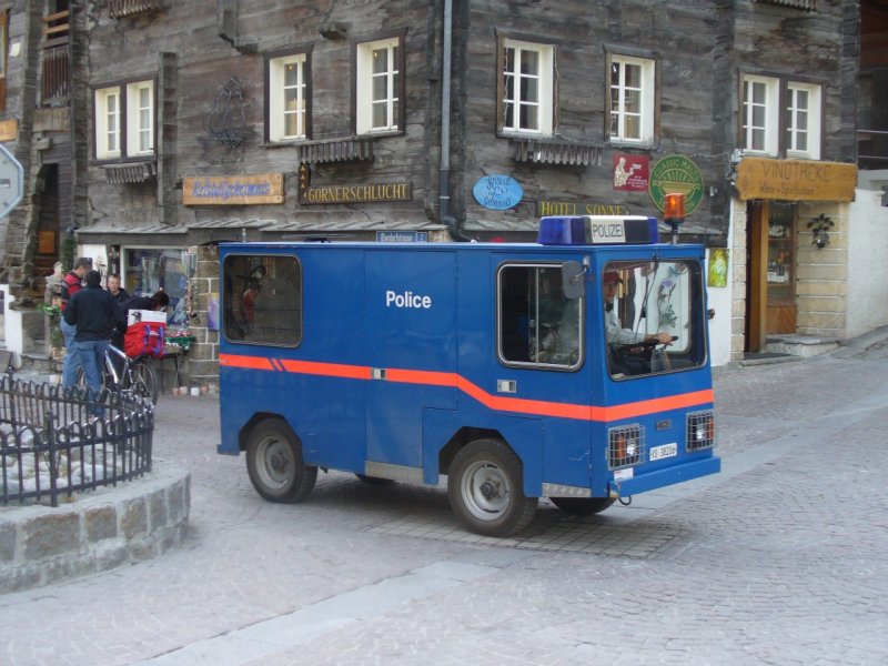 Batteriebetriebener Polizei Streifenwagen VS 38206 unterwegs im Autofreien Zermatt am 18.04.2007